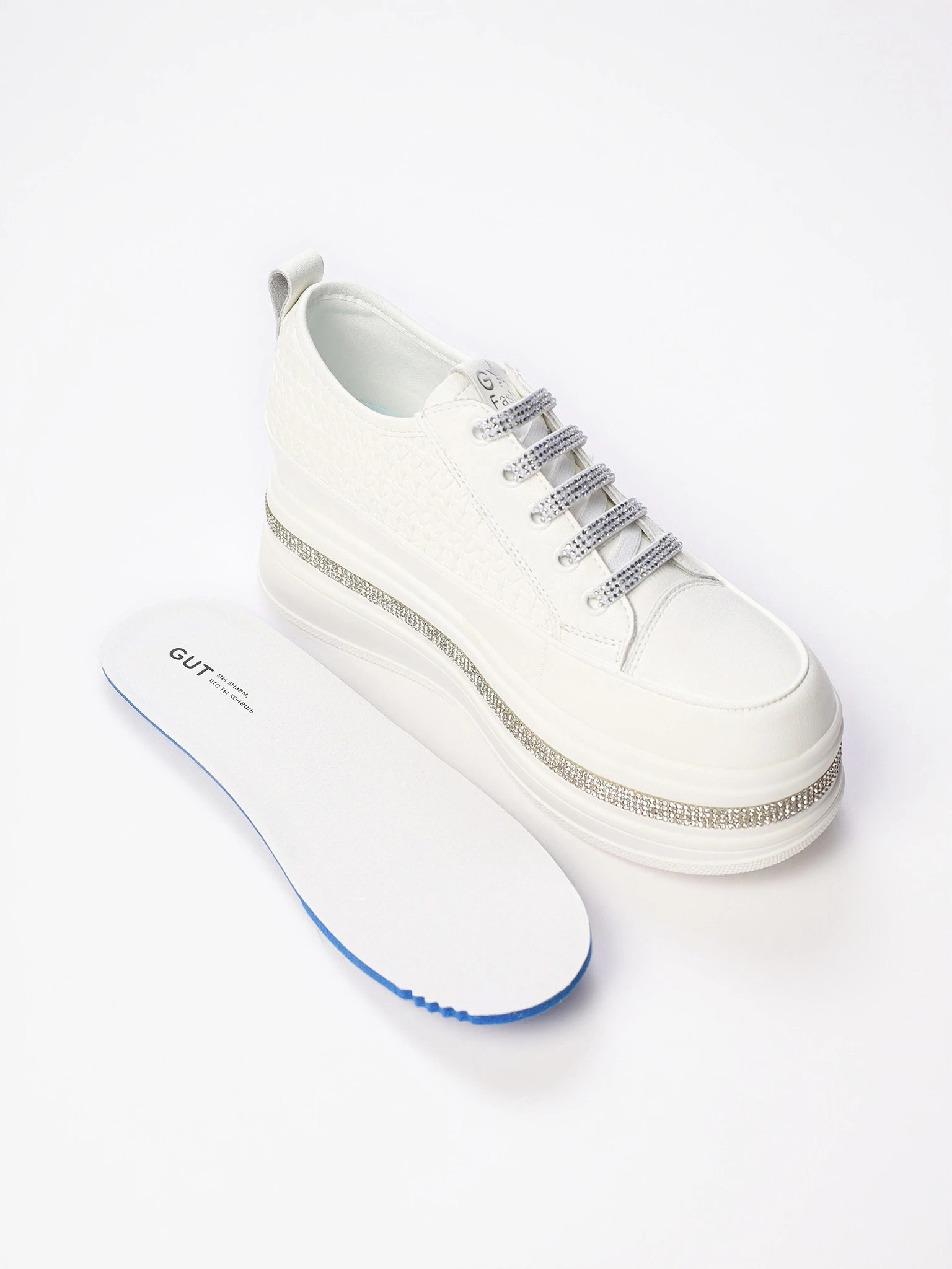 Кеды белого цвета со стразами на высокой платформе